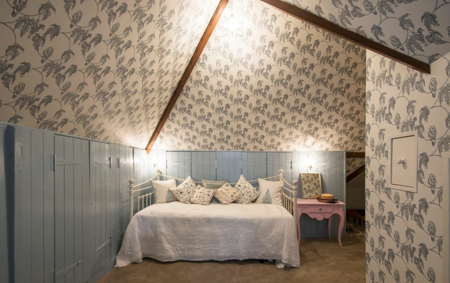 Обои на мансарде