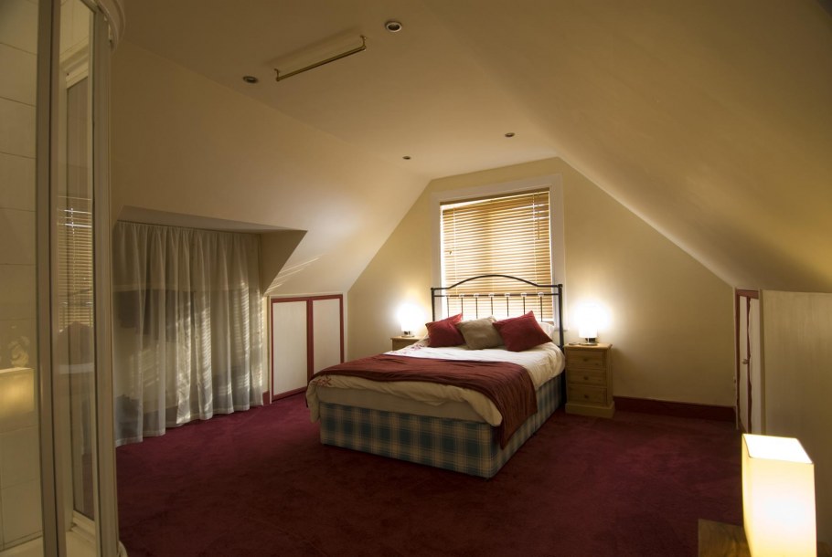 Комбинированные обои в спальню мансарда