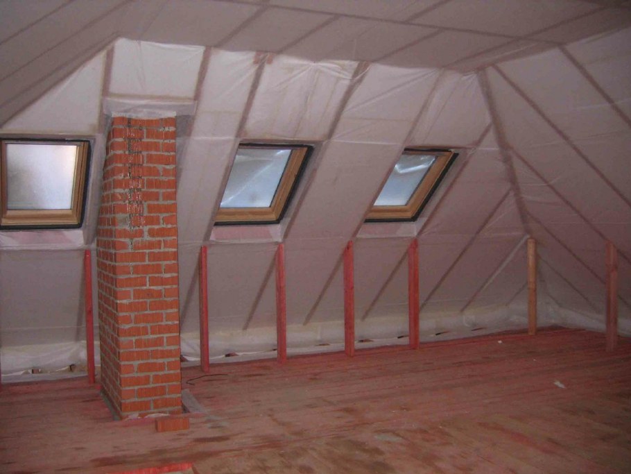 Комната с мансардной крышей