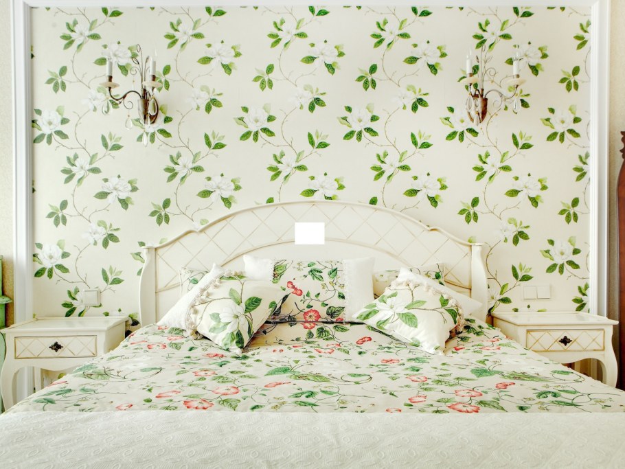 Цветочные обои в спальне