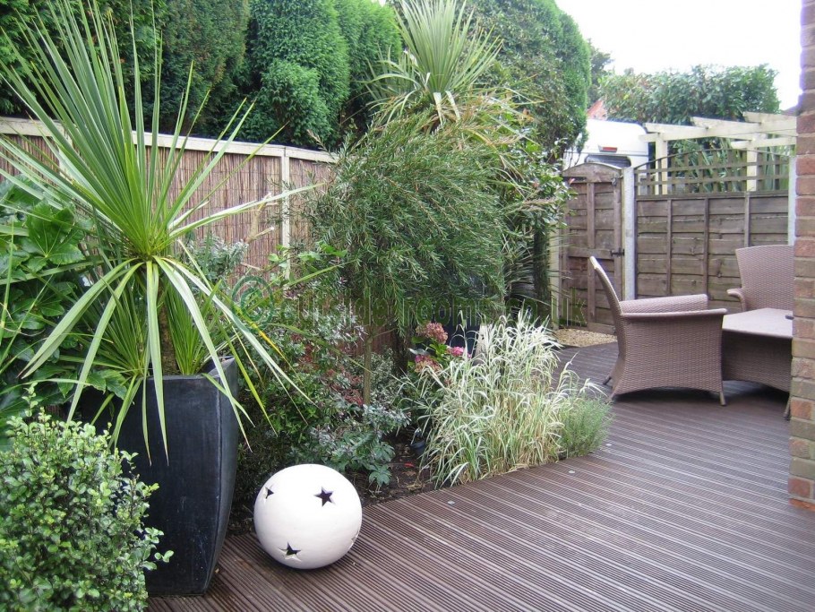 Качели в конце длинного узкого участка