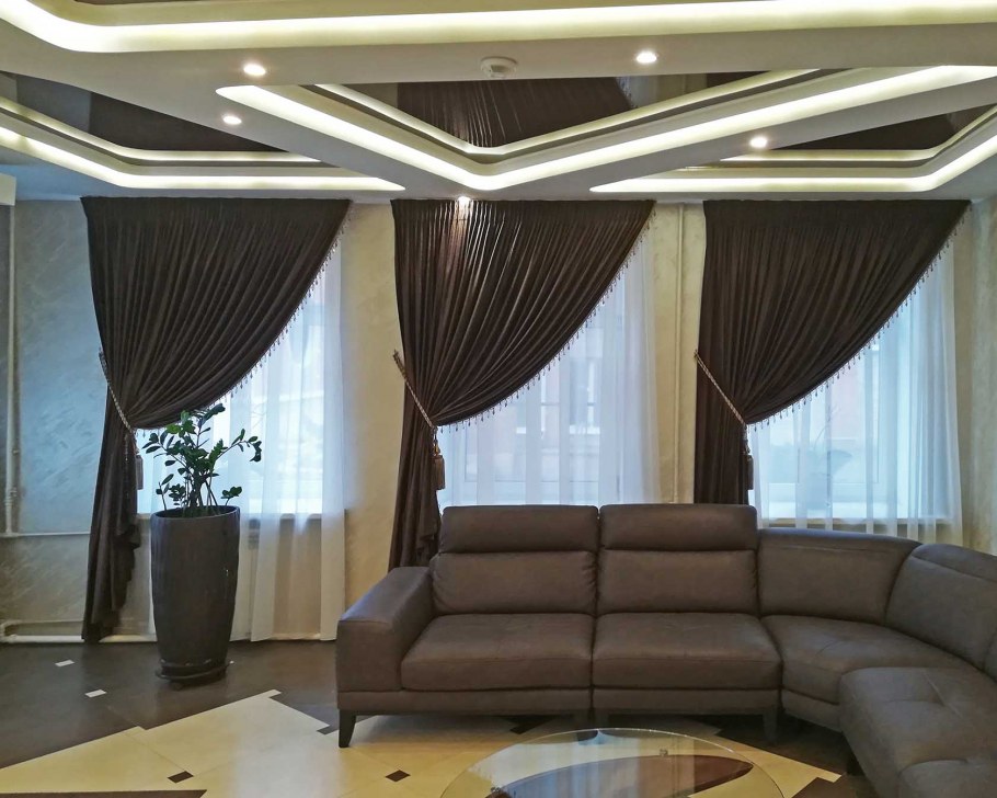 Двухцветные шторы в эркере фото