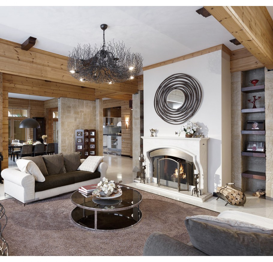 Гостиная с камином в доме из бруса