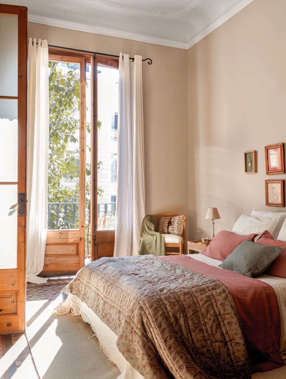 Спальня в теплых тонах