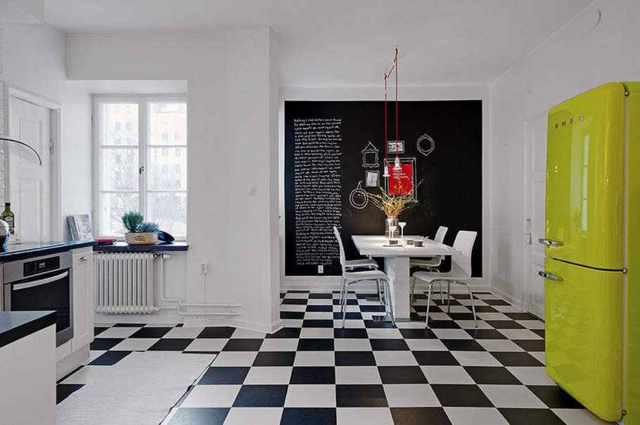 Плитка шахматная на полу в интерьере