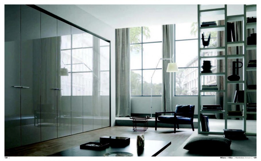 Шкаф в гостиную во всю стену белый