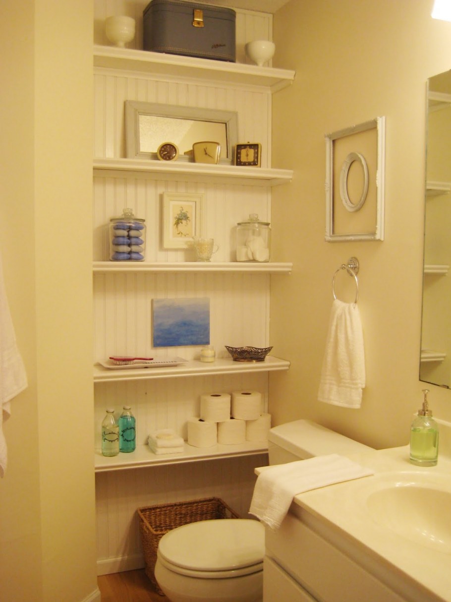 Полка над дверью в ванной