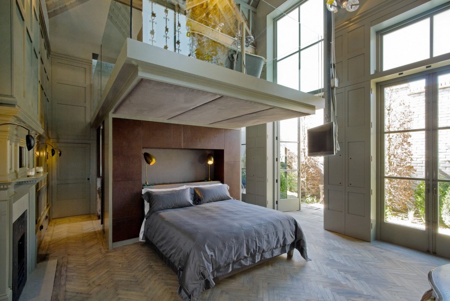 Навесной шкаф над дверью