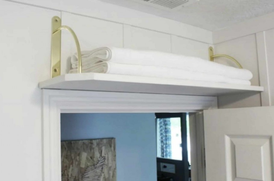 Полка над дверью