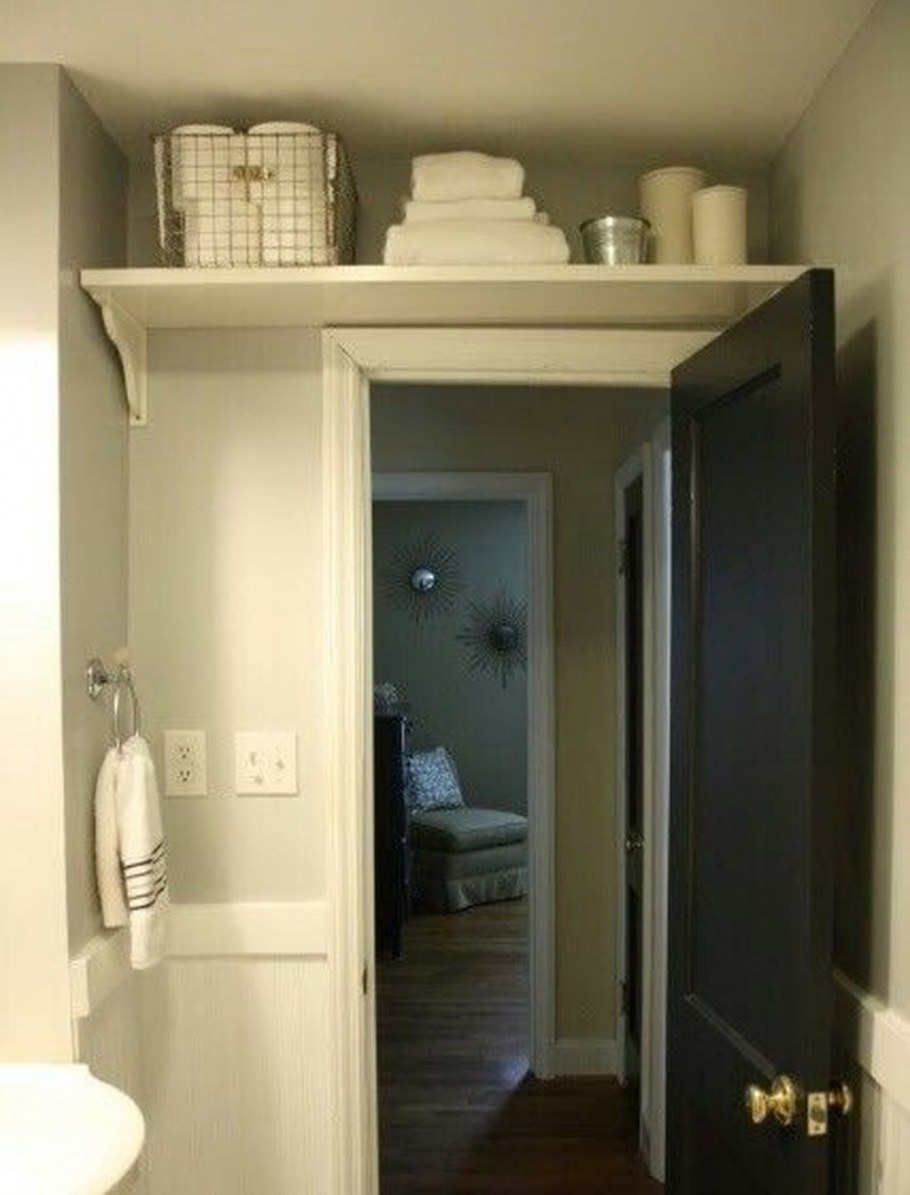Полки над дверью в ванной