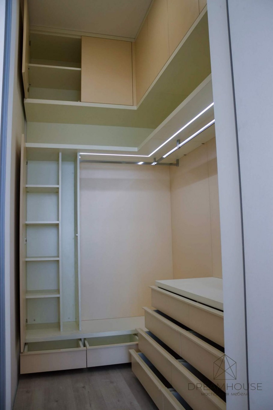 Антресоль над дверью