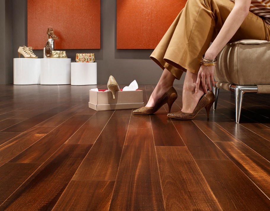 Темно коричневый пол