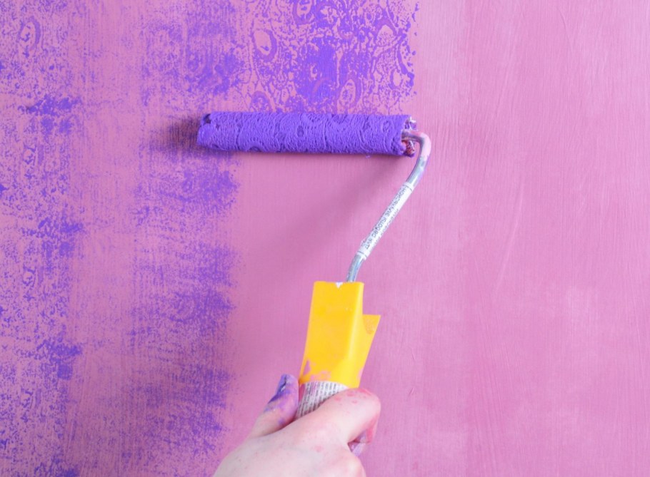 Разноцветные стены в школе