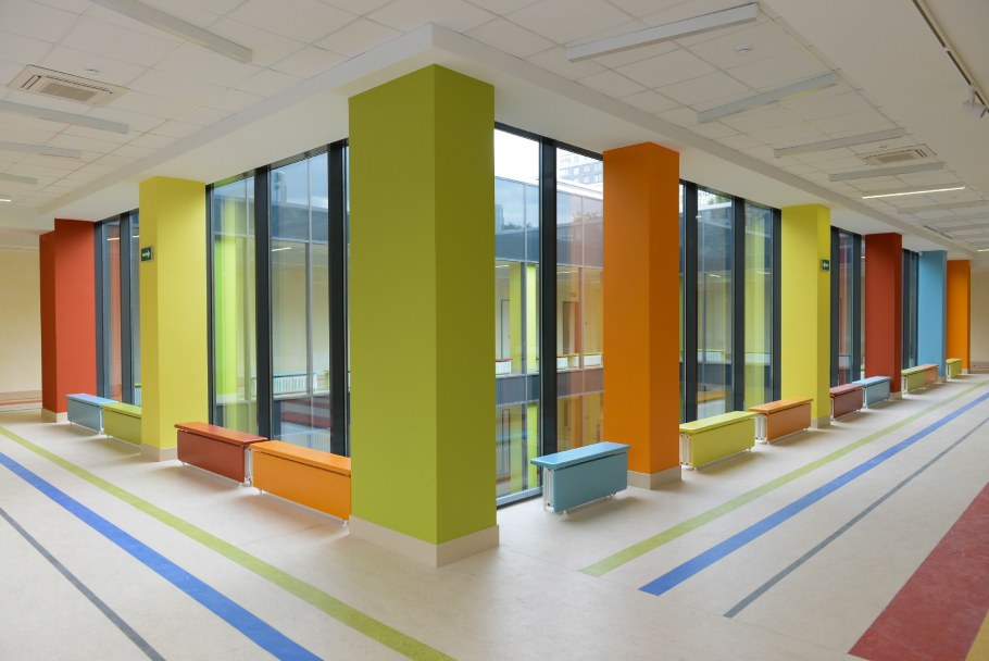 Покраска стен в школе
