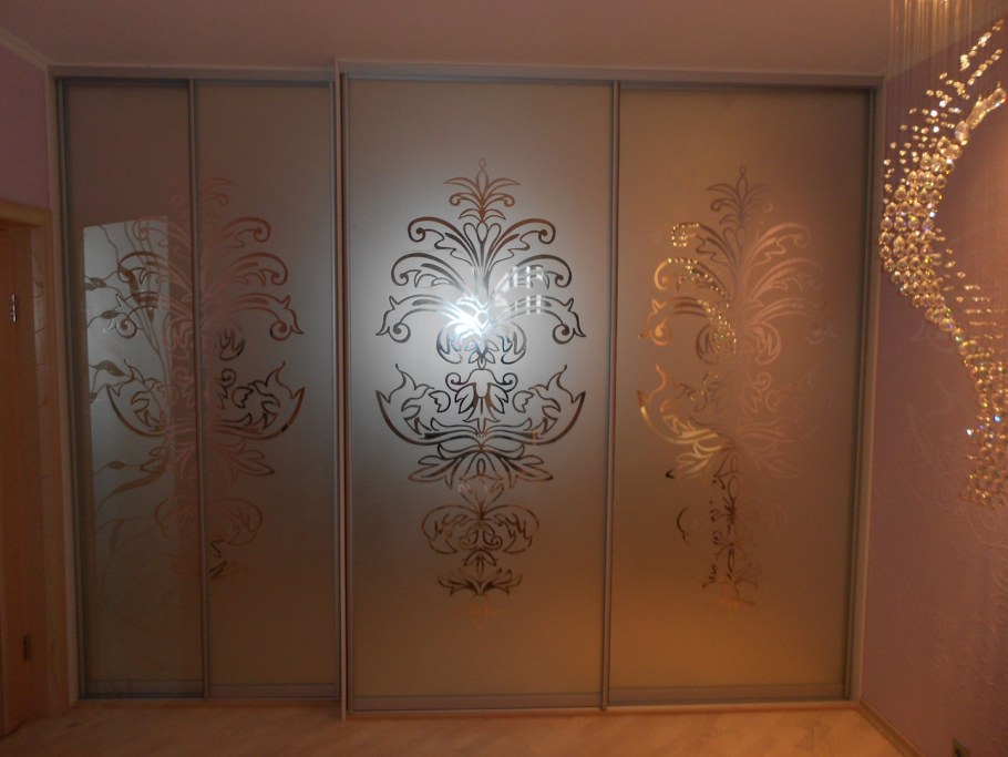 Шкаф купе с пескоструйным рисунком на зеркале