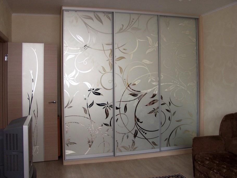 Шкаф купе в гостиную пескоструй