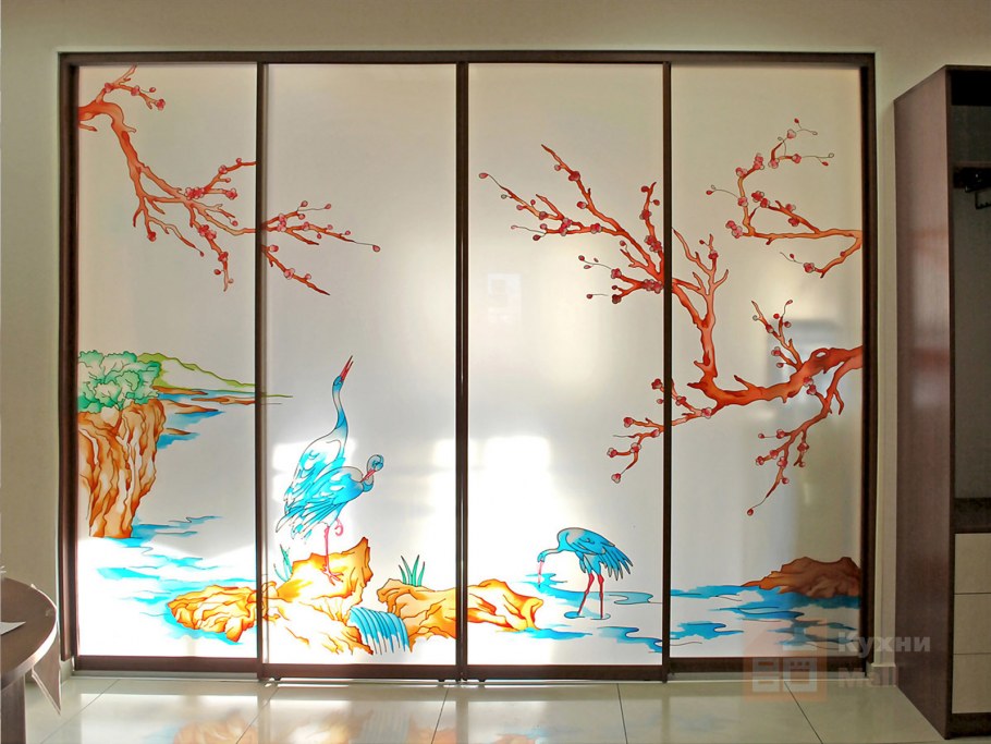 Шкаф с витражными стеклами