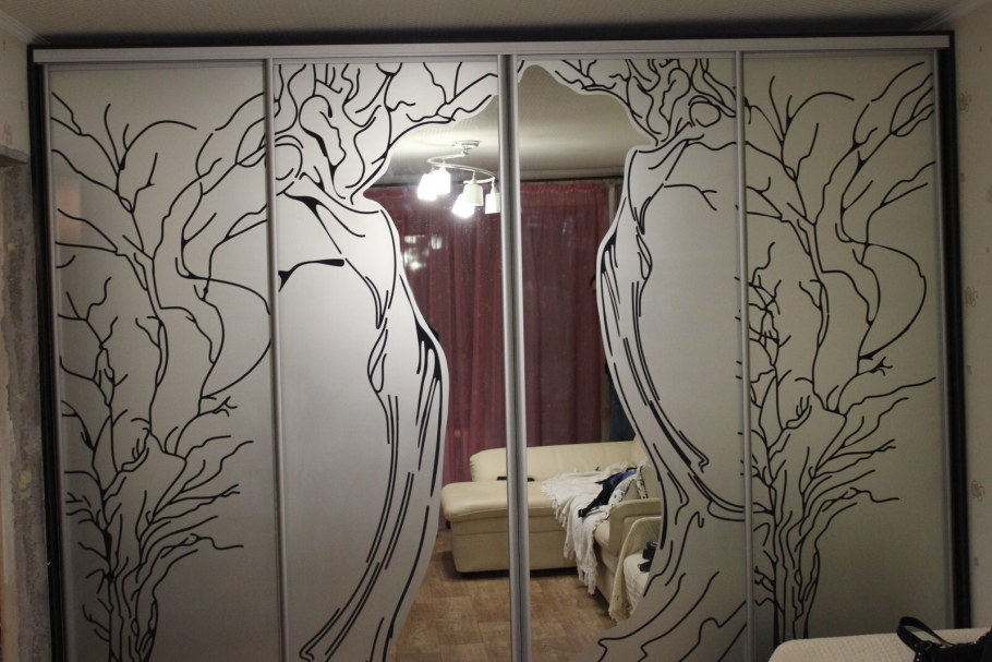 Дверь маскированный в интерьере