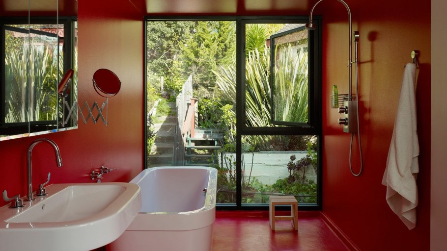 Ванная комната в красных тонах