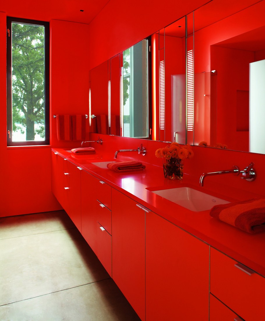 Ванна в красных тонах