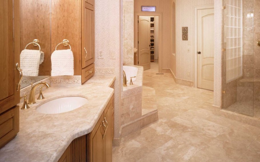 Мрамор в интерьере спальни