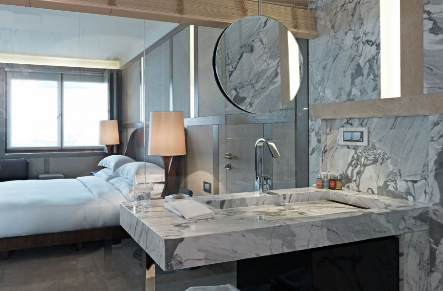 Спальня и ванна с прозрачной стеной