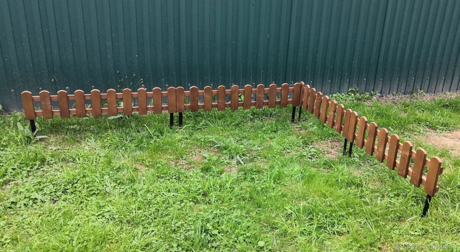 Декоративный забор из бревен