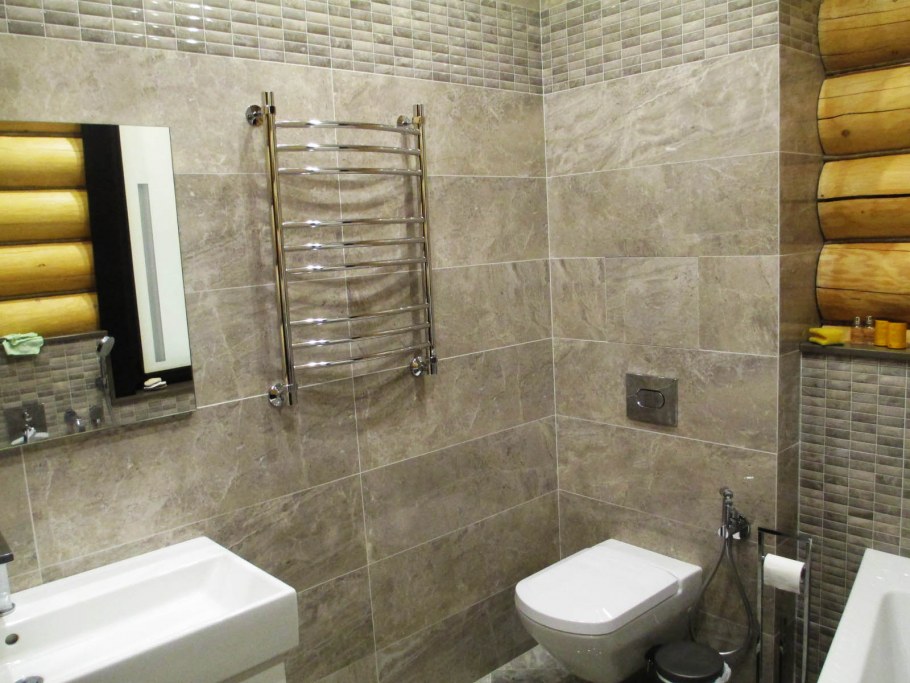 Полотенцесушитель над унитазом в совмещенном санузле