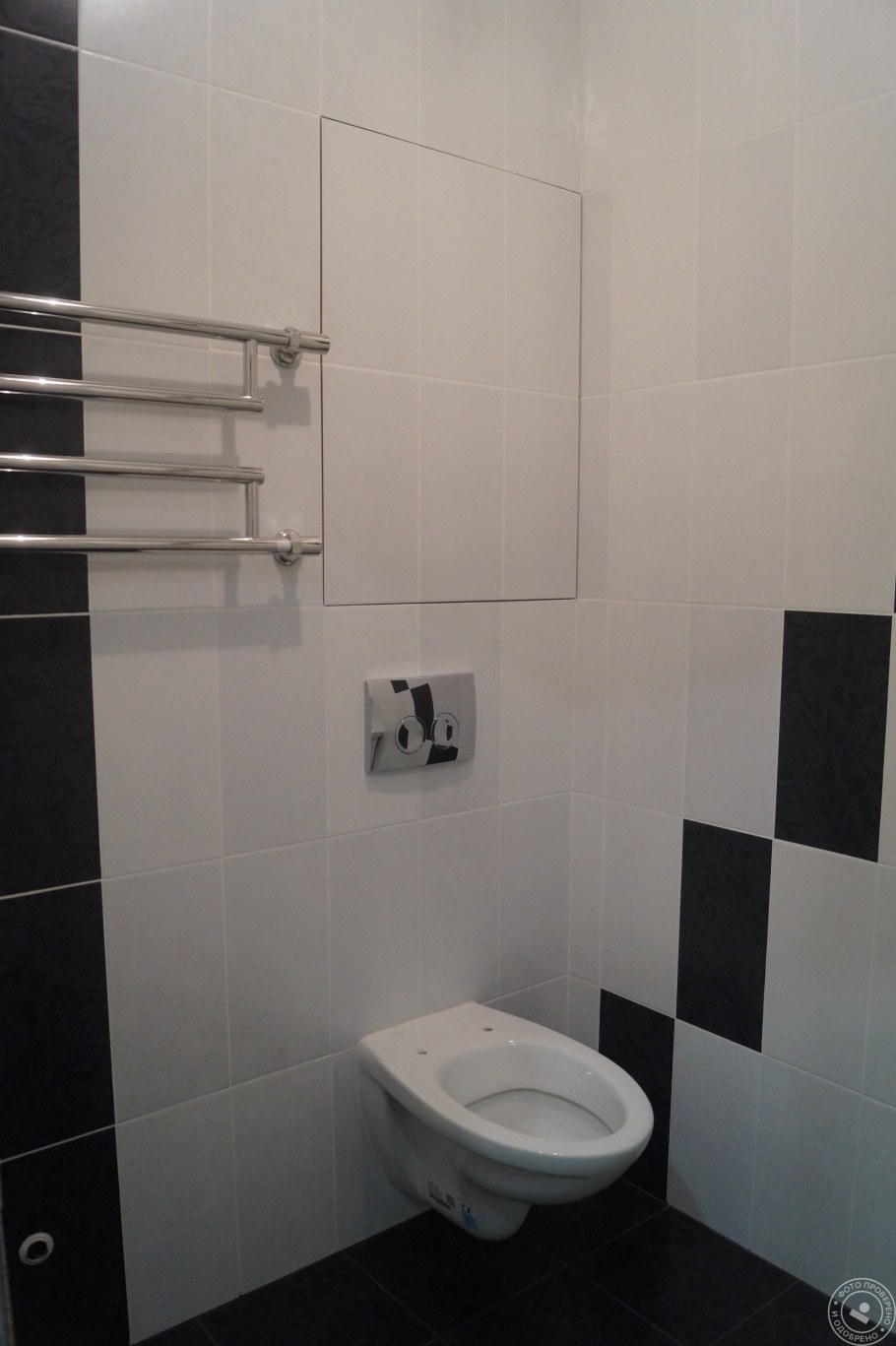 Полотенцесушитель над унитазом с инсталляцией