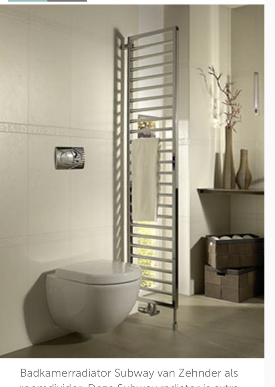 Полотенцесушитель водонагреватель над инсталляцией