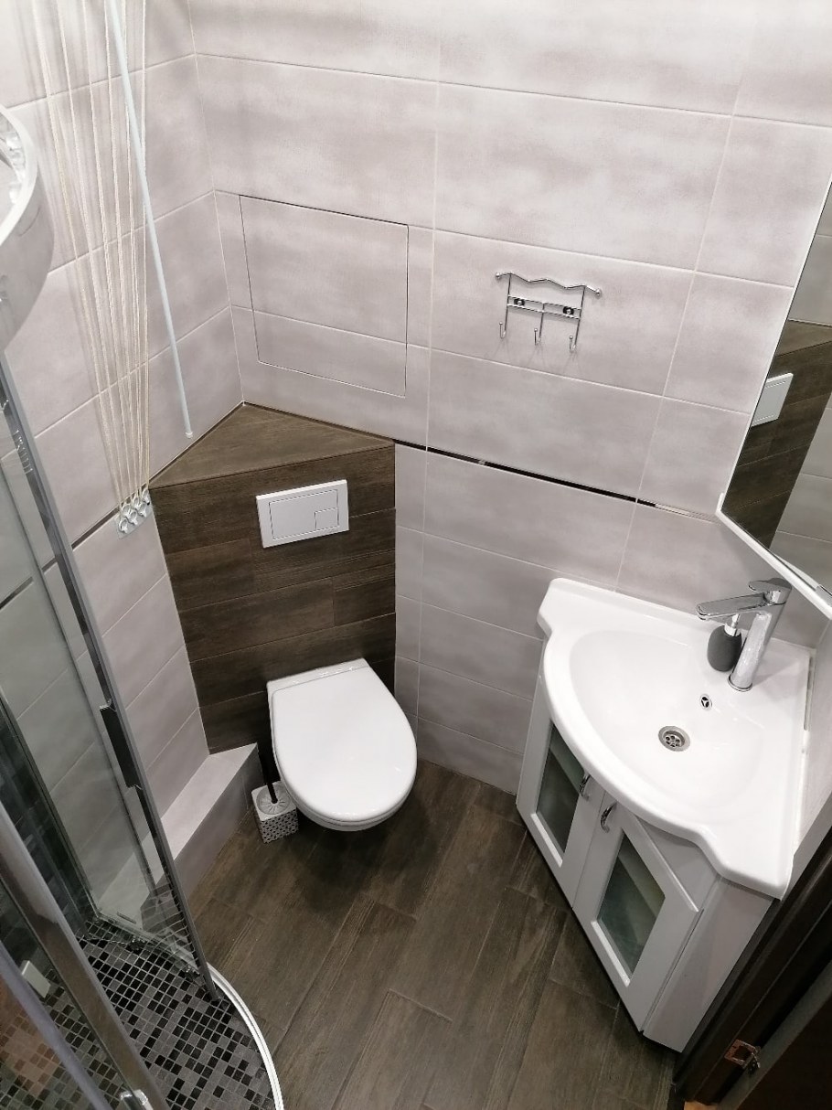 Полотенцесушитель над инсталляцией