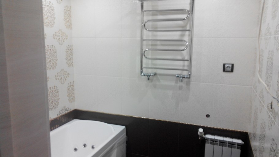 Водонагреватель над ванной в интерьере