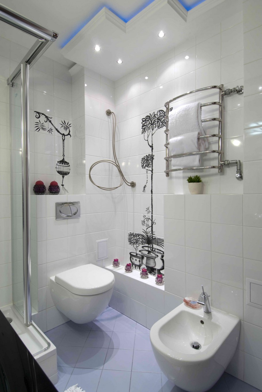 Полотенцесушитель над унитазом с инсталляцией