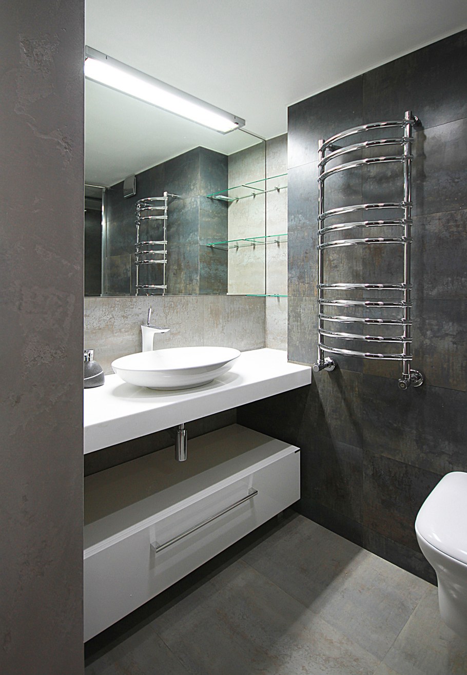 Полотенцесушитель над инсталляцией