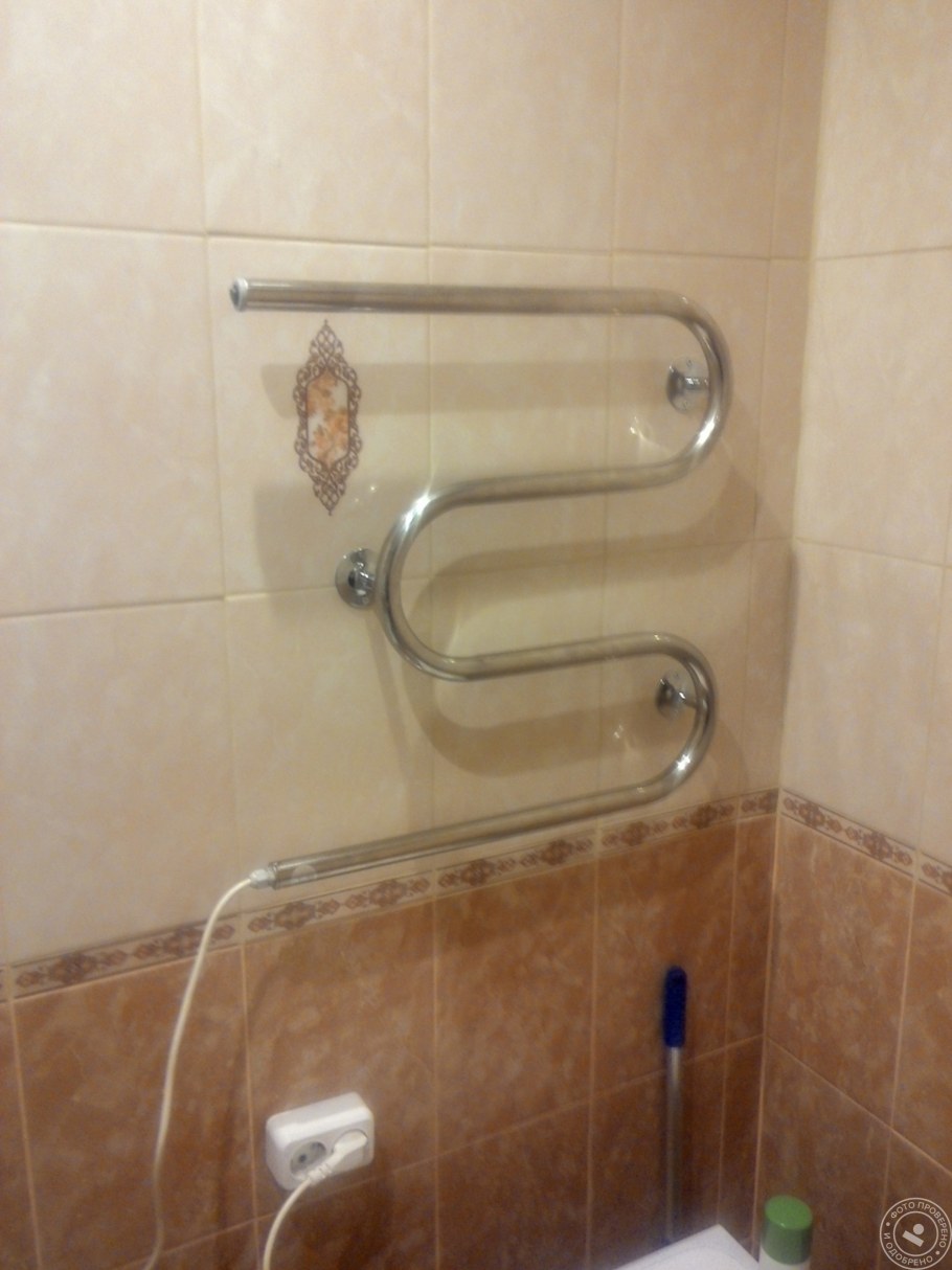 Люк над инсталляцией и полотенцесушитель