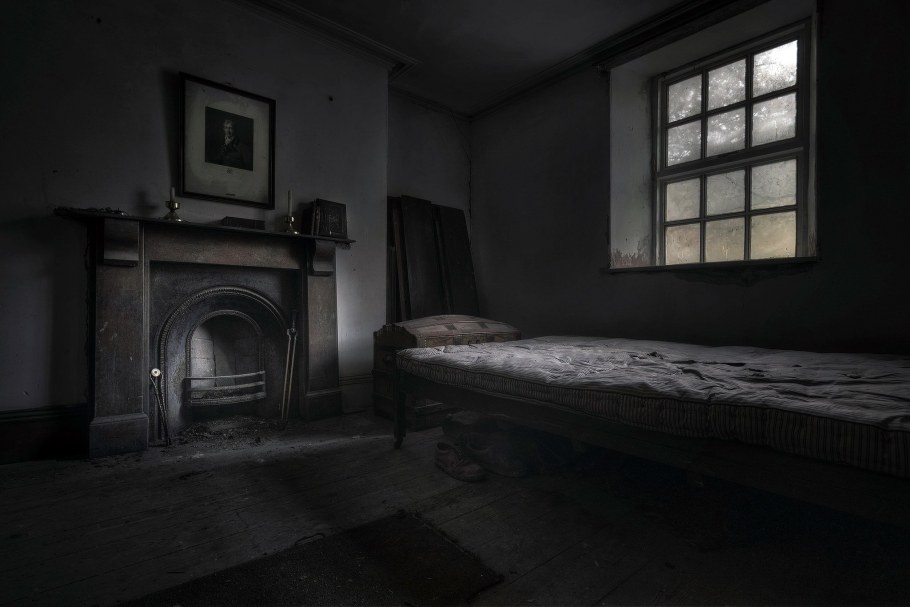 Мрачная комната с кроватью