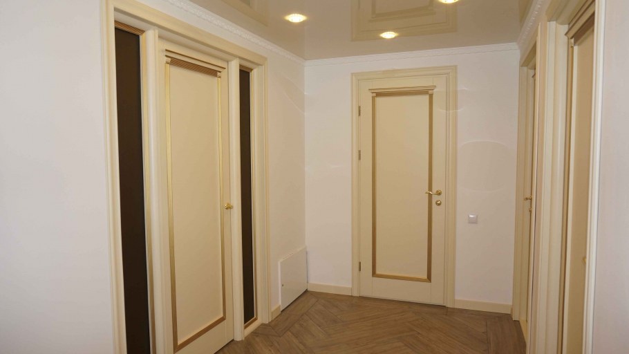 Светлые двери в интерьере