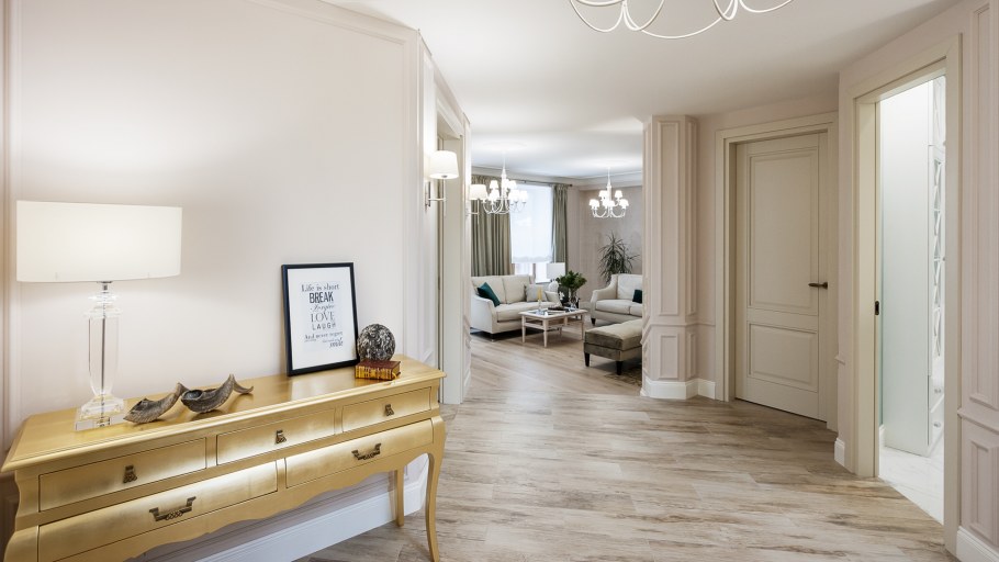 Прихожая с бежевыми кирпичиками и светлые двери