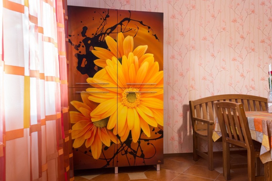 Наклейка на холодильник цветы