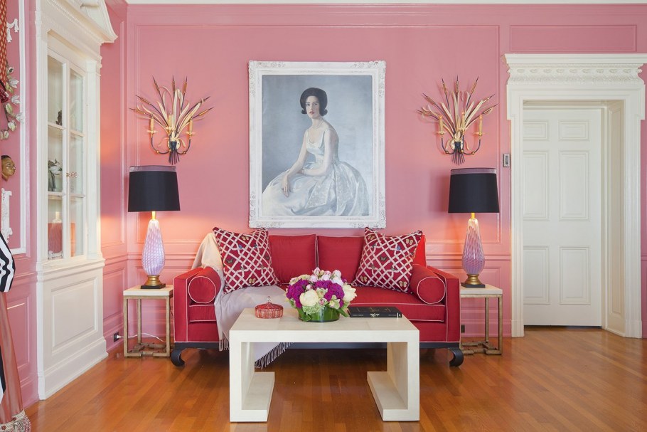 Диван цвета фуксии в интерьере гостиной