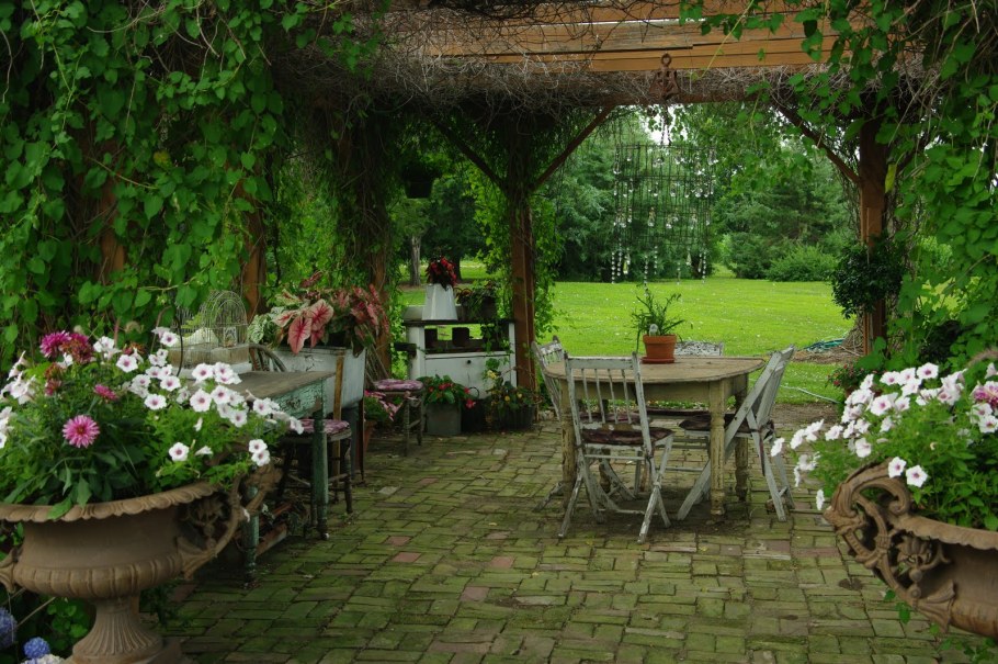 Уголок сада в стиле Кантри