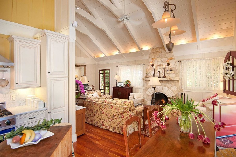 Кухня гостиная в стиле Прованс в загородном доме