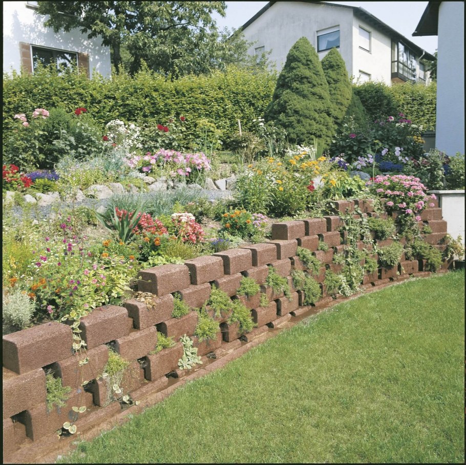 Искусственные цветы в деревянном кашпо на подоконнике