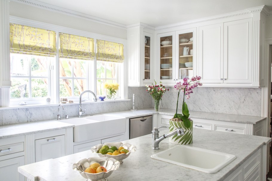 Молдинги в интерьере коридора