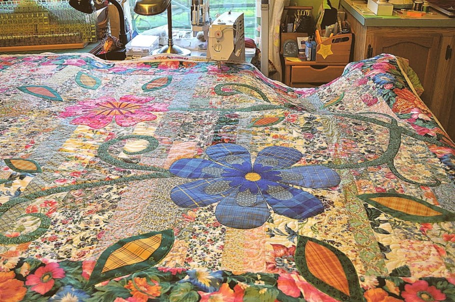 Покрывало из лоскутков ткани