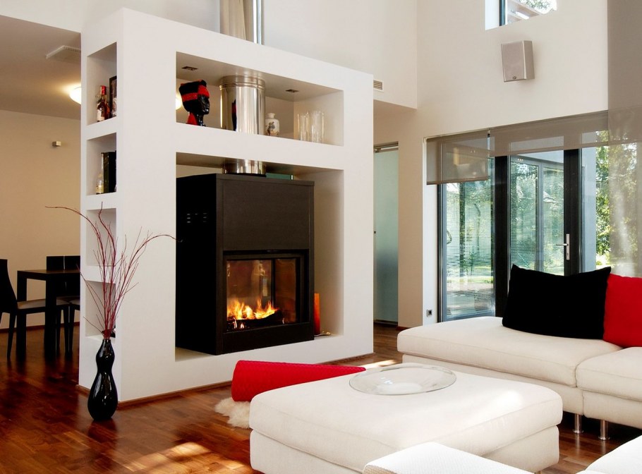 Маленькая гостиная с камином и телевизором в квартире