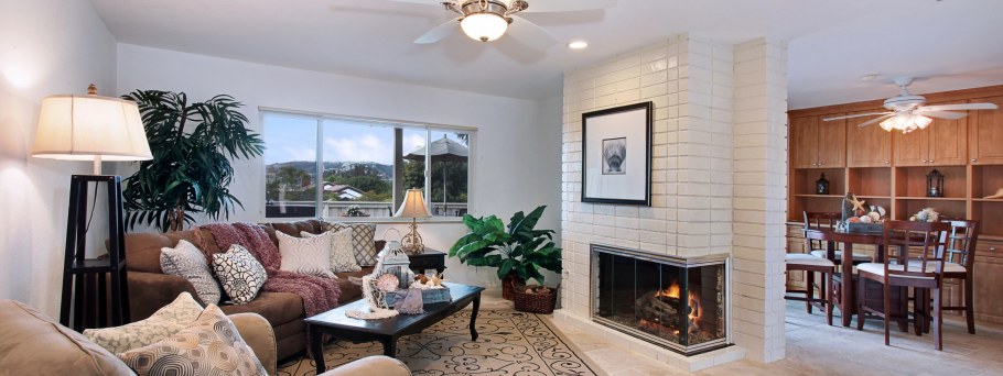 Интерьер спальни-гостиной с камином