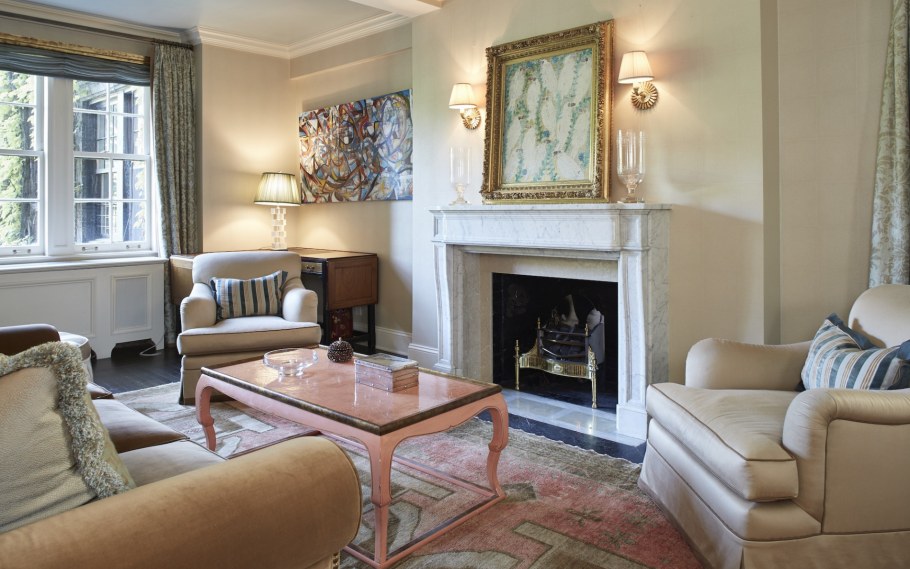 Гостиная в средиземноморском стиле с камином