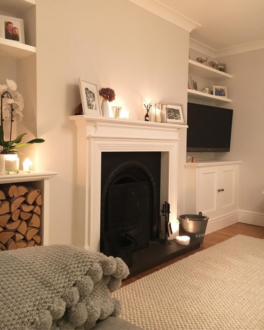 Гостиная с кирпичным камином