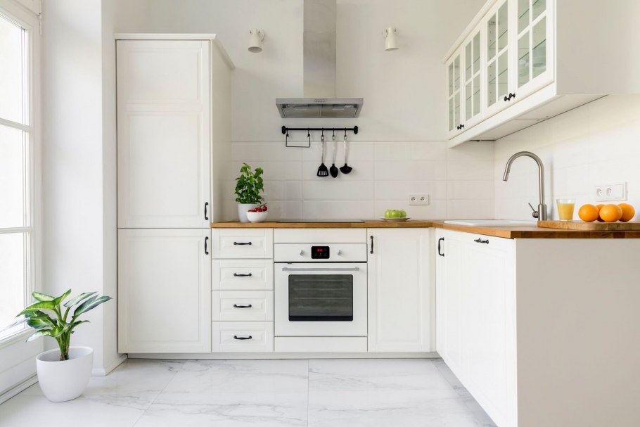 Интерьер белой кухни бюджетный вариант